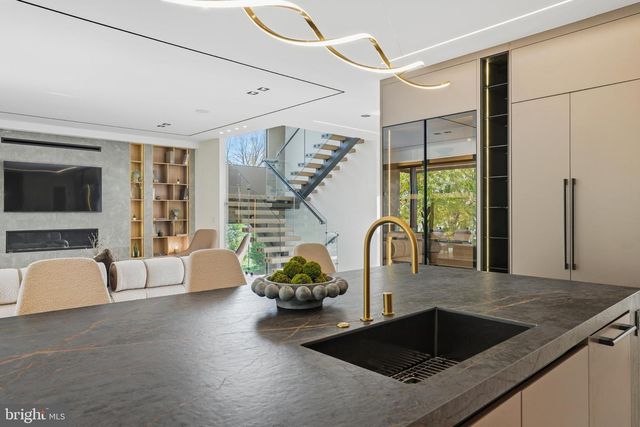 9408 OLD COURTHOUSE RD, Vienna, VA 22182