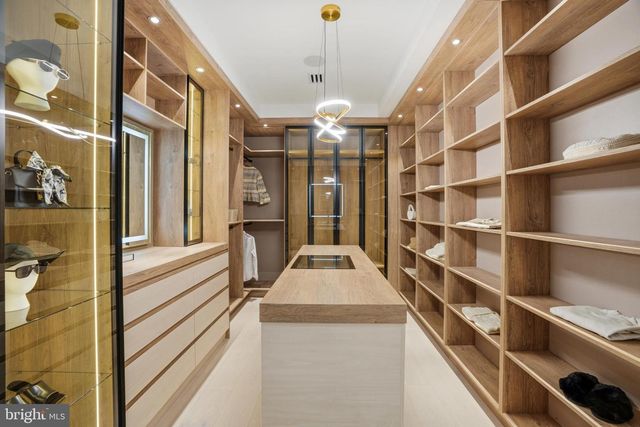 9408 OLD COURTHOUSE RD, Vienna, VA 22182