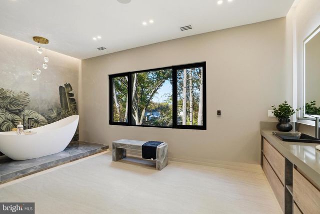 9408 OLD COURTHOUSE RD, Vienna, VA 22182