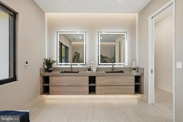 9408 OLD COURTHOUSE RD, Vienna, VA 22182