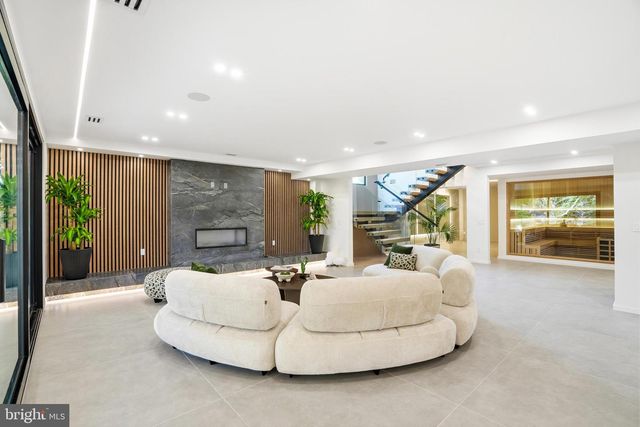 9408 OLD COURTHOUSE RD, Vienna, VA 22182