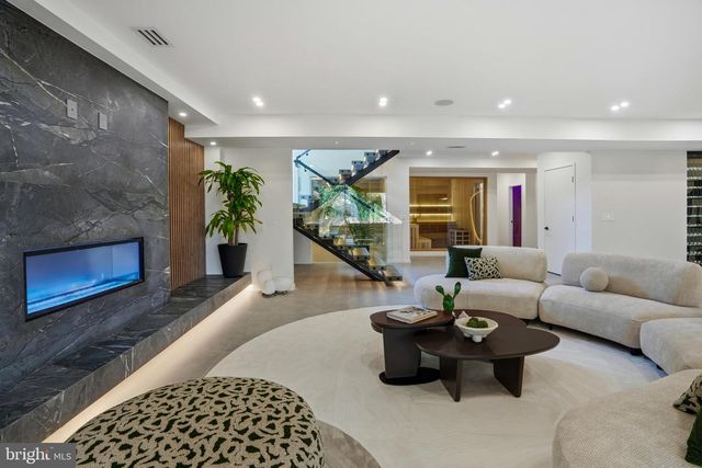 9408 OLD COURTHOUSE RD, Vienna, VA 22182