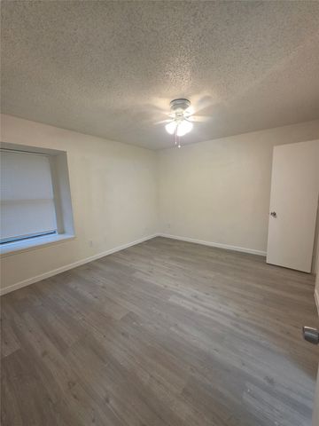 323 Valley Spring Drive, Arlington, TX 76018