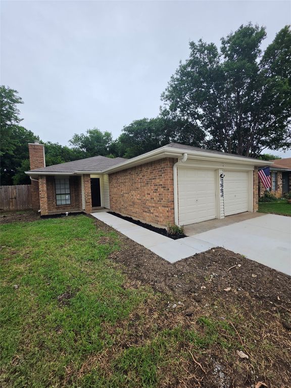 323 Valley Spring Drive, Arlington, TX 76018