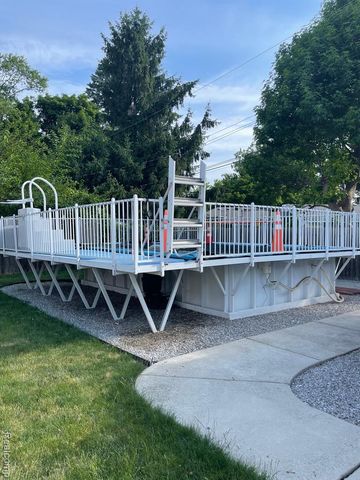 1405 Denver Avenue, Waterford, MI 48328