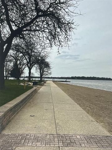 1405 Denver Avenue, Waterford, MI 48328