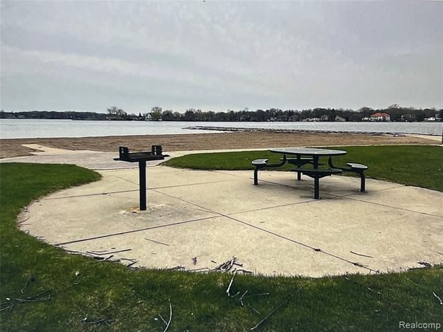 1405 Denver Avenue, Waterford, MI 48328