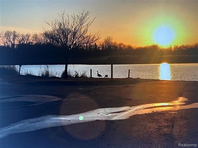 1405 Denver Avenue, Waterford, MI 48328