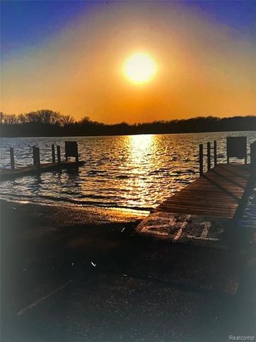 1405 Denver Avenue, Waterford, MI 48328