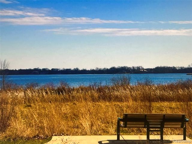 1405 Denver Avenue, Waterford, MI 48328