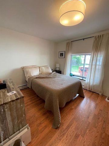 1405 Denver Avenue, Waterford, MI 48328