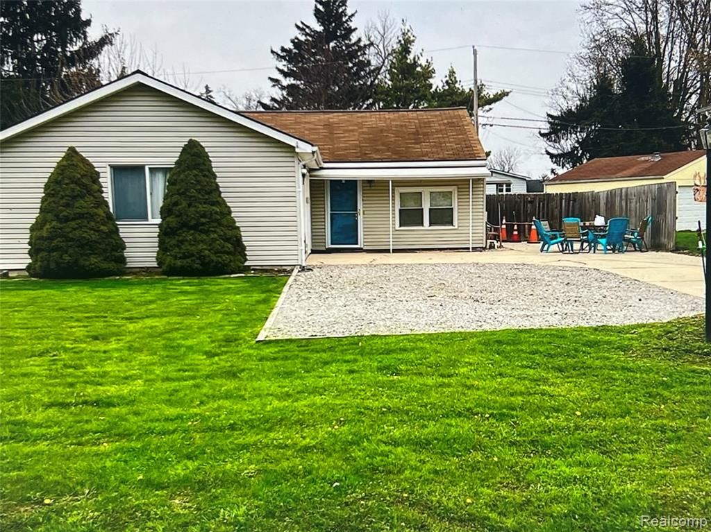 1405 Denver Avenue, Waterford, MI 48328