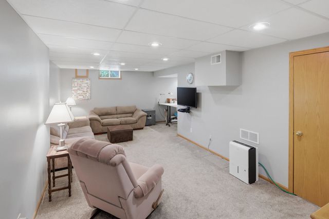 2434 W 62nd Street, Davenport, IA 52806