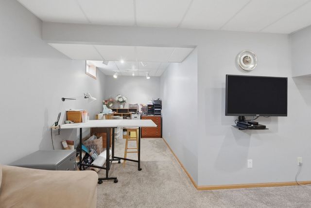 2434 W 62nd Street, Davenport, IA 52806