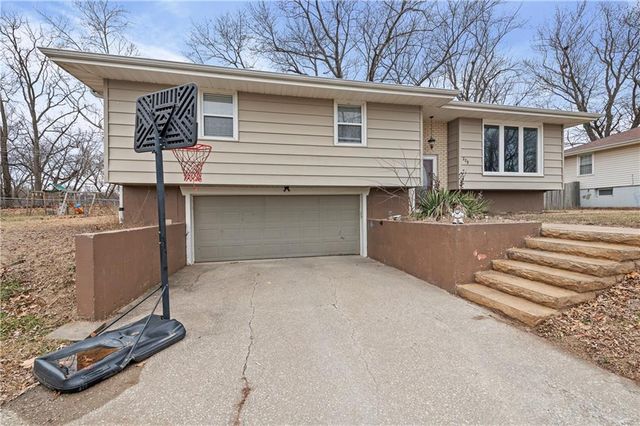 332 Matthews Lane, Gower, MO 64454