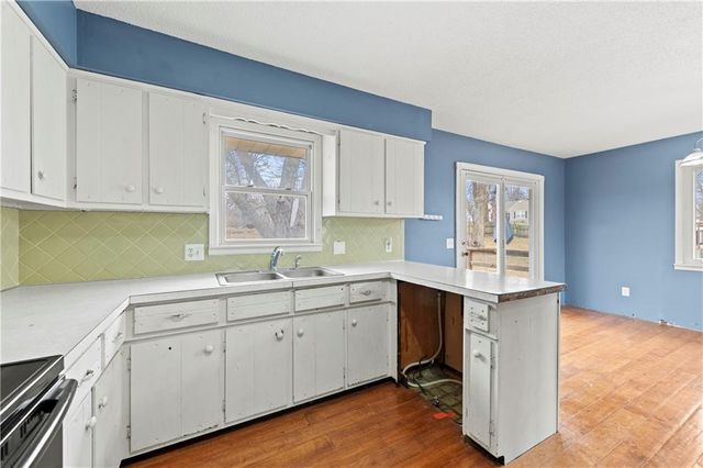 332 Matthews Lane, Gower, MO 64454