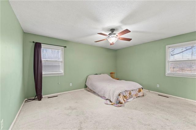 332 Matthews Lane, Gower, MO 64454