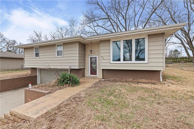 332 Matthews Lane, Gower, MO 64454
