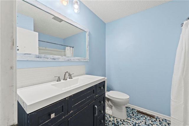 332 Matthews Lane, Gower, MO 64454