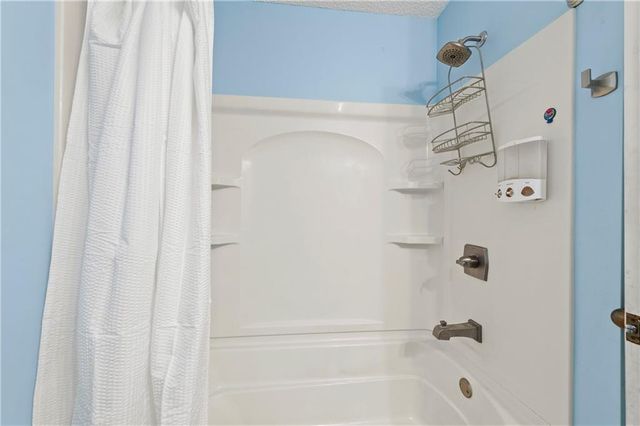 332 Matthews Lane, Gower, MO 64454