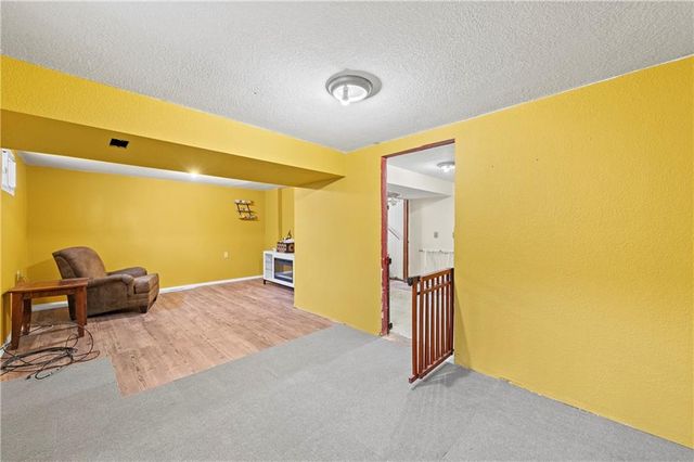332 Matthews Lane, Gower, MO 64454