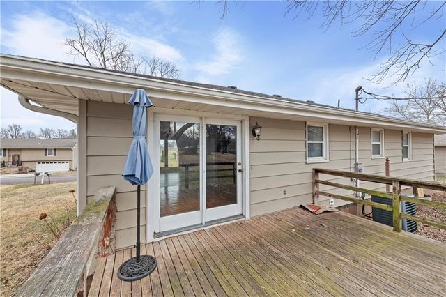 332 Matthews Lane, Gower, MO 64454