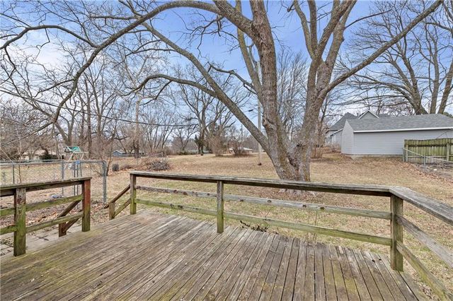 332 Matthews Lane, Gower, MO 64454