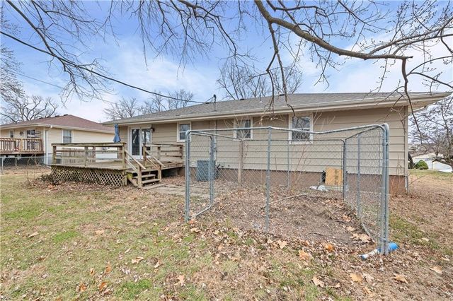 332 Matthews Lane, Gower, MO 64454