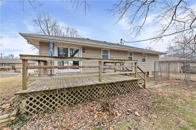 332 Matthews Lane, Gower, MO 64454
