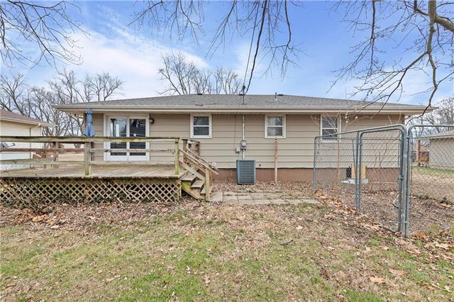 332 Matthews Lane, Gower, MO 64454