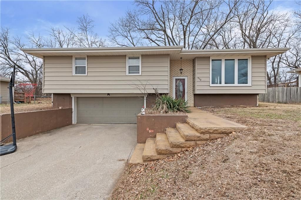 332 Matthews Lane, Gower, MO 64454