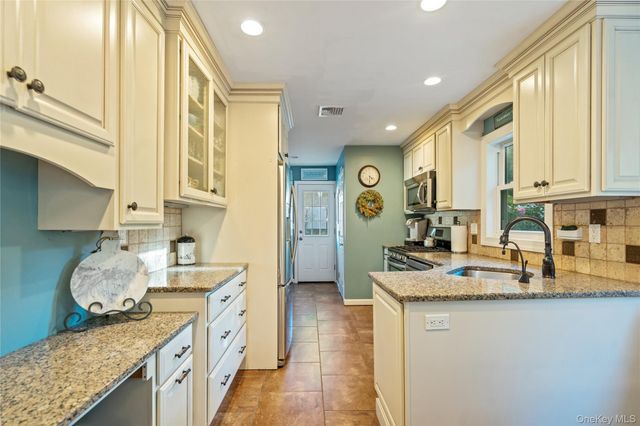 8 Beaumont Lane, Lake Grove, NY 11755