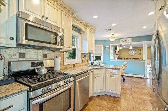 8 Beaumont Lane, Lake Grove, NY 11755