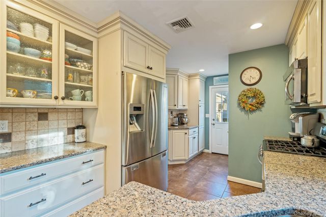 8 Beaumont Lane, Lake Grove, NY 11755