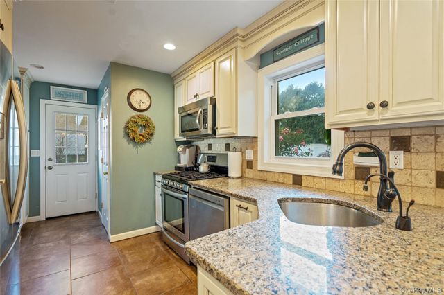 8 Beaumont Lane, Lake Grove, NY 11755