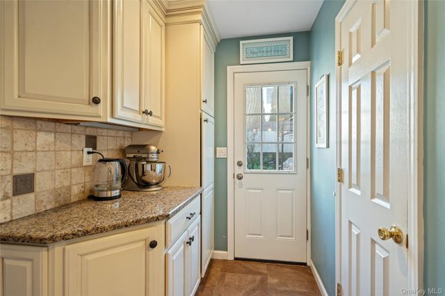 8 Beaumont Lane, Lake Grove, NY 11755