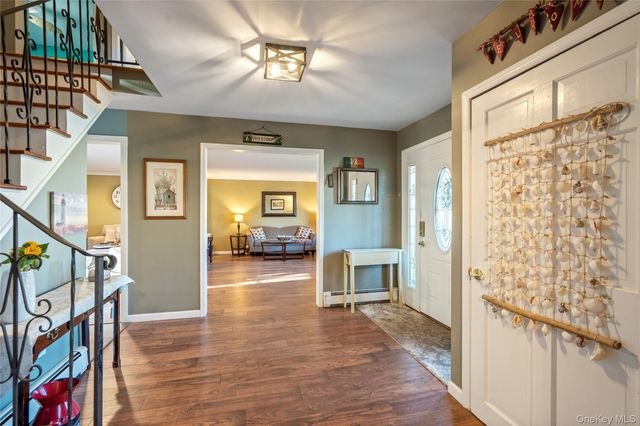 8 Beaumont Lane, Lake Grove, NY 11755