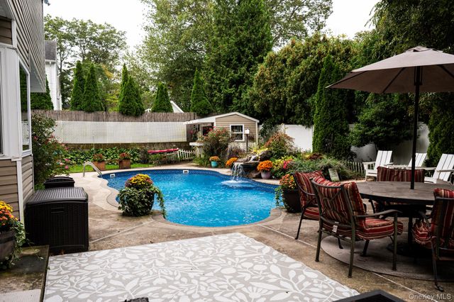 8 Beaumont Lane, Lake Grove, NY 11755