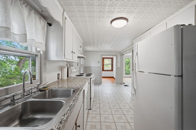 28 Lake Dr, Wilbraham, MA 01095