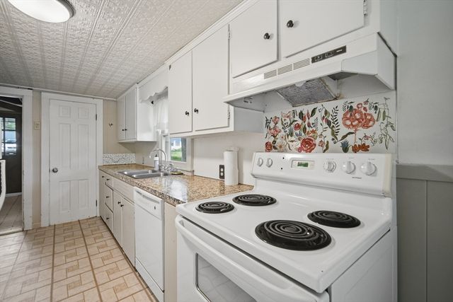 28 Lake Dr, Wilbraham, MA 01095