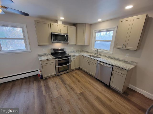 2207 E HUNTINGTON DR, Wilmington, DE 19808