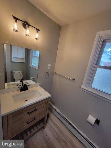 2207 E HUNTINGTON DR, Wilmington, DE 19808