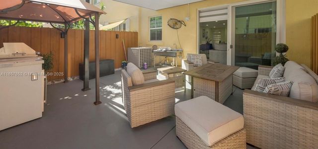 14942 SW 8th Ln, Miami, FL 33194
