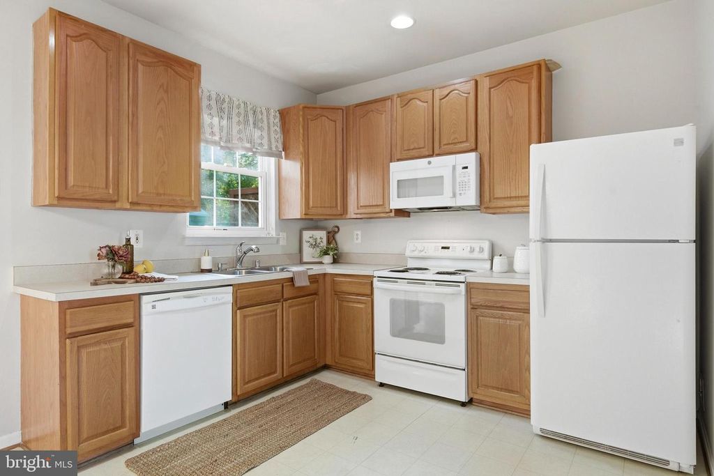 Image 7 of property listing at 7906 DELORES CT, Chesapeake Beach, MD 20732