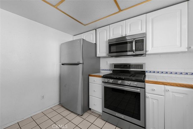 2994 La Verne, Highland, CA 92346