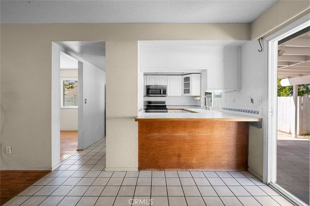 2994 La Verne, Highland, CA 92346