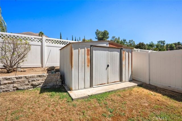 2994 La Verne, Highland, CA 92346
