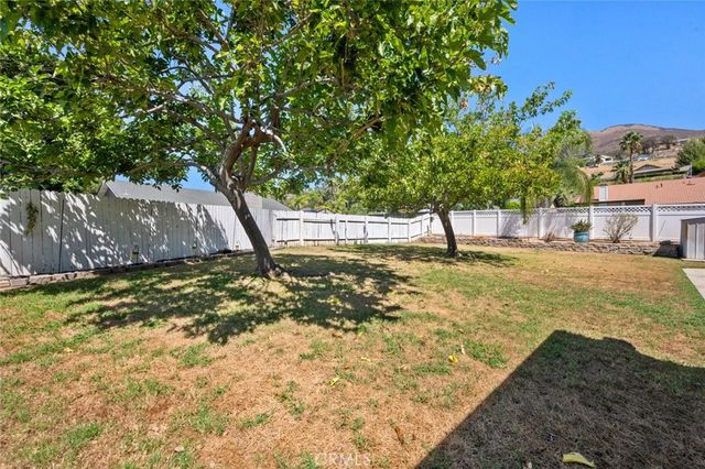 2994 La Verne, Highland, CA 92346