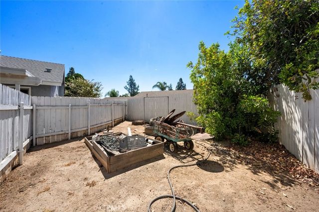 2994 La Verne, Highland, CA 92346