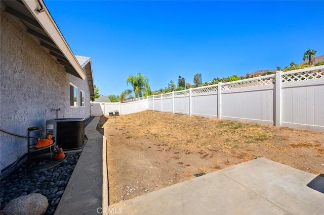2994 La Verne, Highland, CA 92346